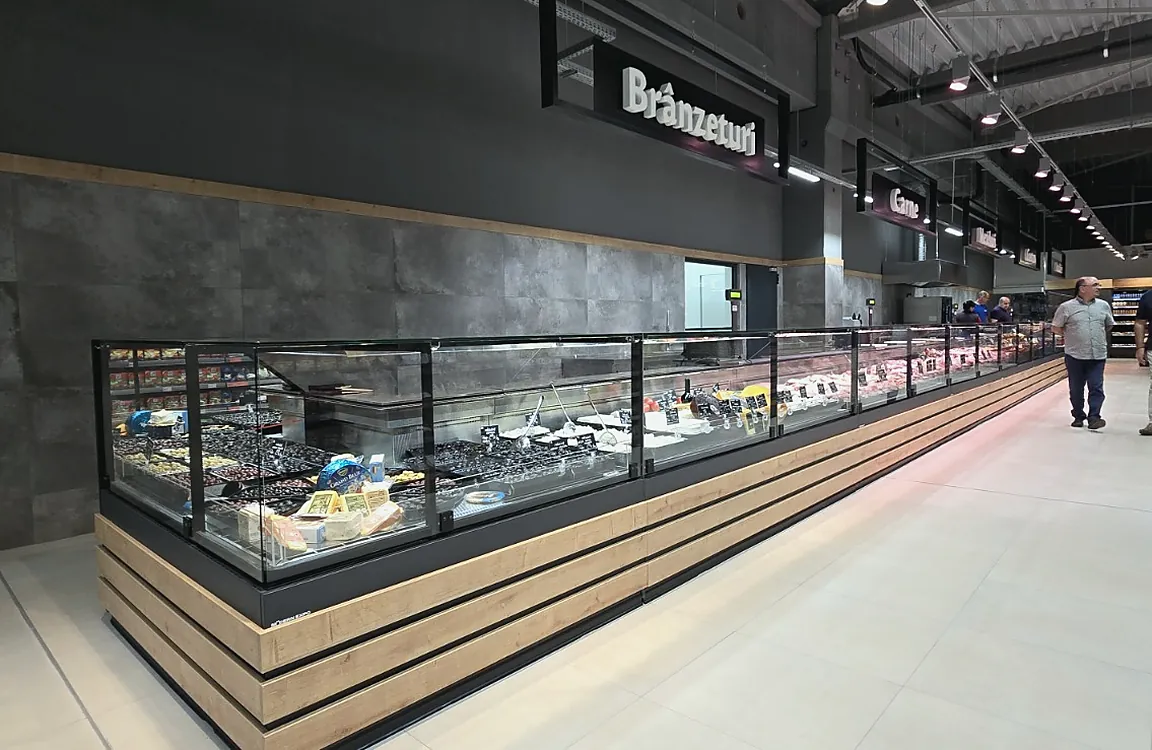 Vitrină frigorifică cu front din lemn într-un supermarket