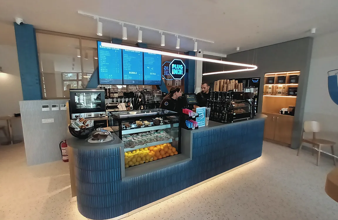 Bar de cafenea cu front albastru riflat