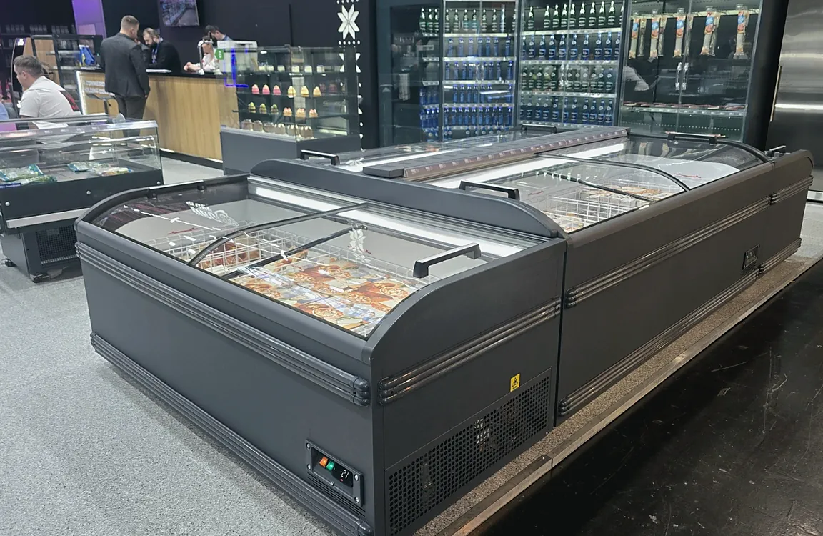 Lăzi frigorifice și vitrine într-un supermarket