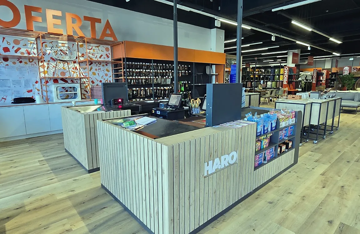 Zonă de promoții cu insulă de prezentare
