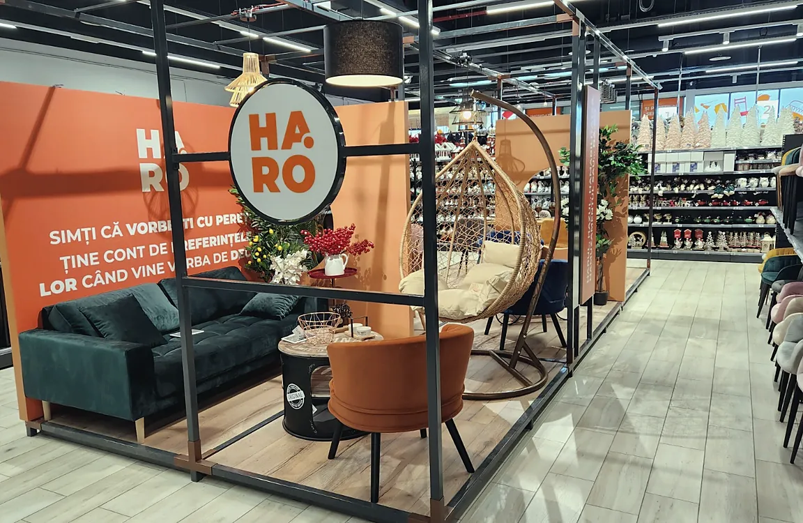 Showroom cu canapele și fotolii