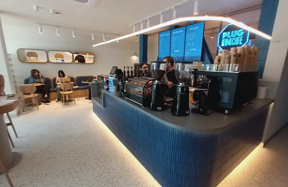 Tejghea de cafenea cu front albastru și vitrină