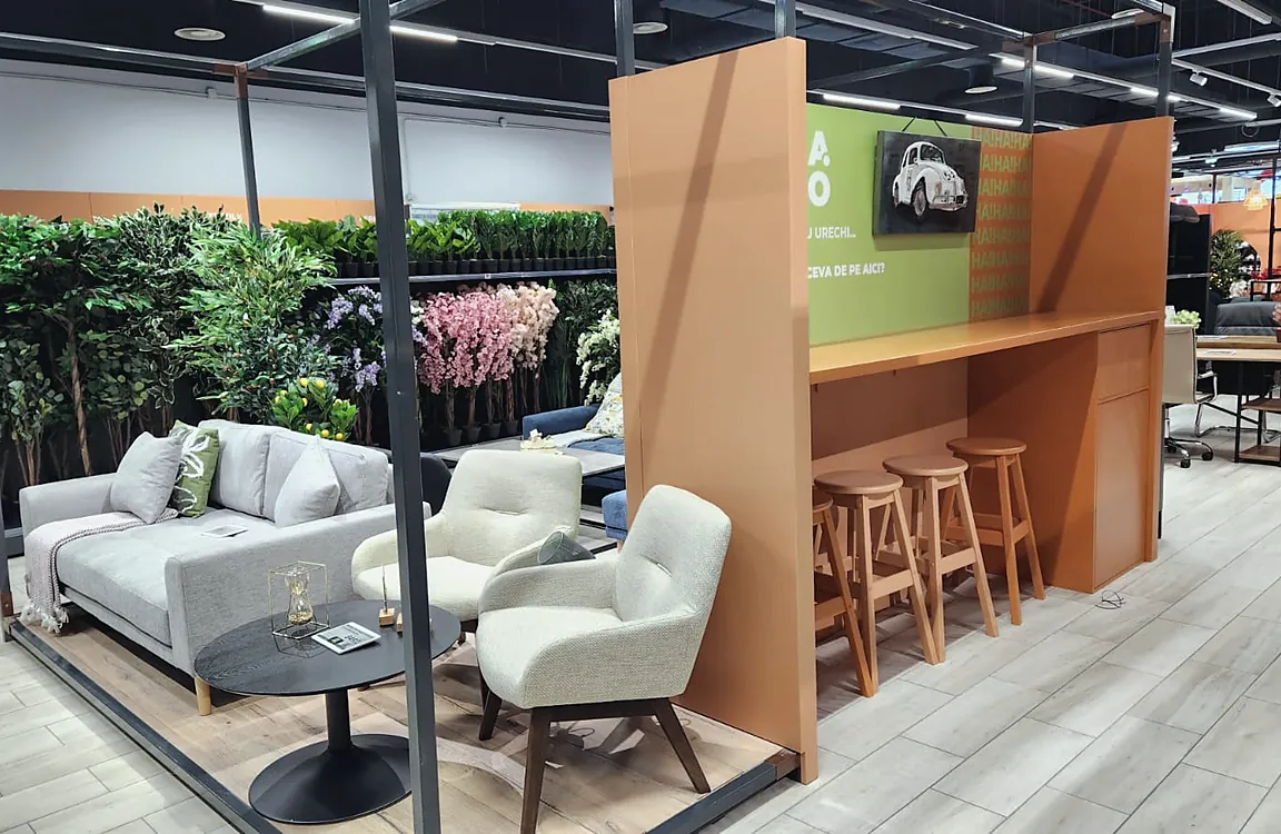 Zonă de relaxare cu canapele într-un showroom