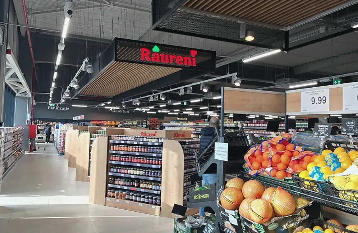 Culoar cu standuri de legume și fructe